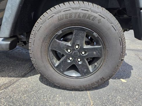 Used 2012 Jeep Wrangler Unlimited Rubicon w/ Dual Top Group AWD/4WD image 19