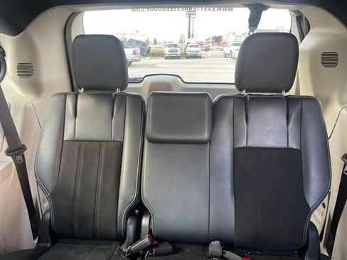 Used 2019 Dodge Grand Caravan SXT image 17