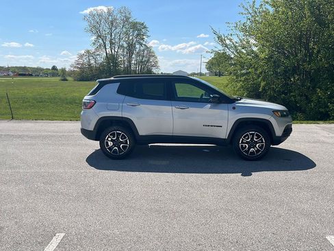 Used 2026 Jeep Compass Trailhawk AWD/4WD image 7
