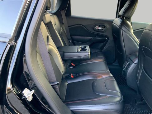 Used 2019 Jeep Cherokee Trailhawk AWD/4WD image 18