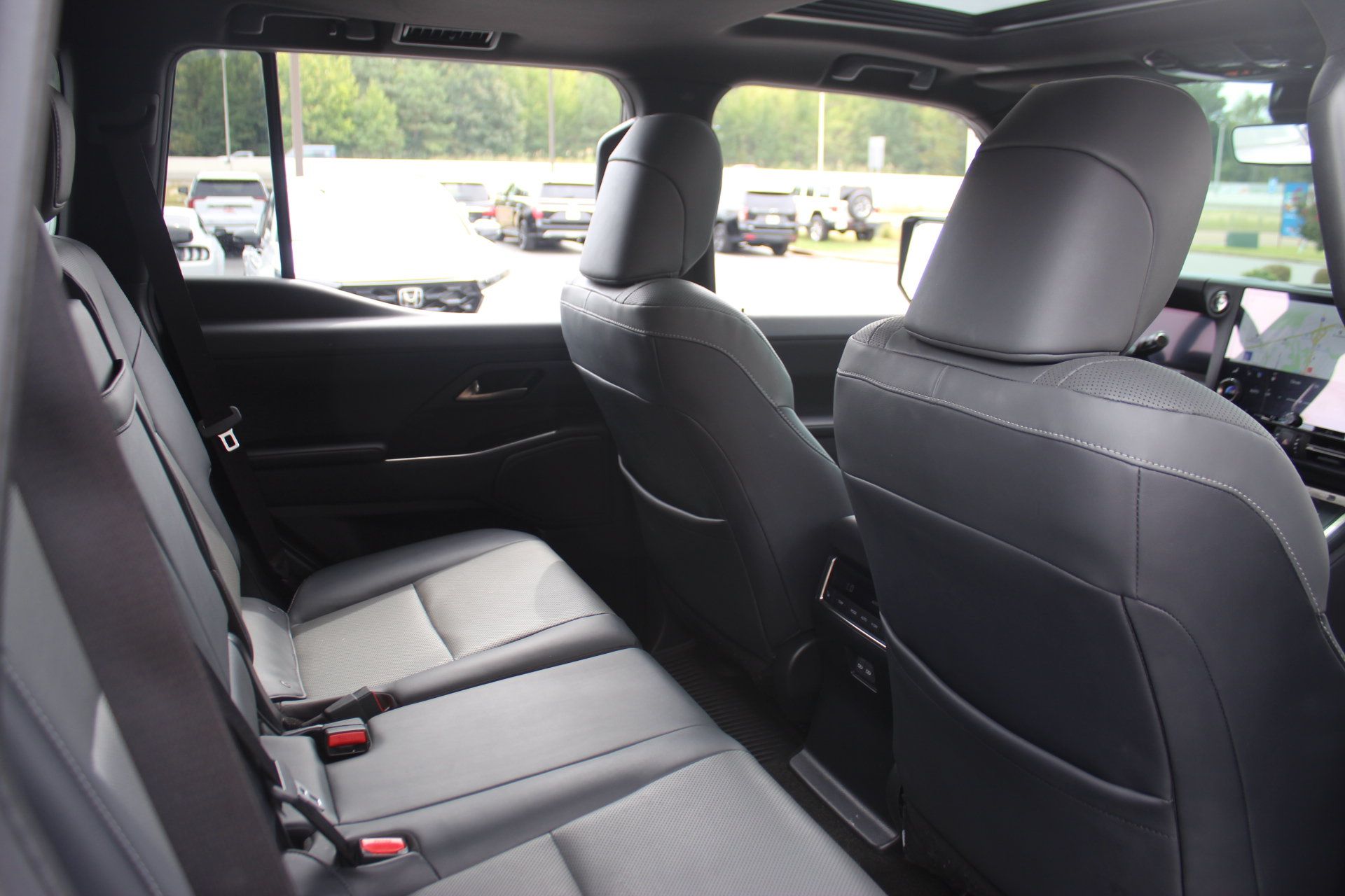 Used 2024 Lexus GX 550 w/ Accessory Package (Z1) AWD/4WD image 34
