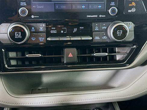 Used 2021 Toyota Highlander XLE AWD/4WD image 23