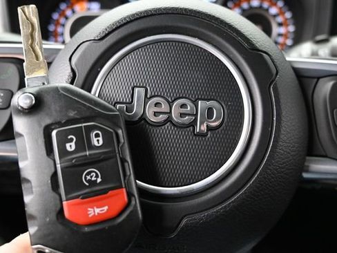 Used 2025 Jeep Wrangler Unlimited Sahara AWD/4WD image 44