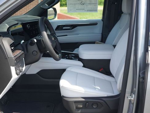 New 2025 Chevrolet Suburban Premier image 25