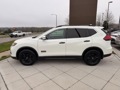 Used 2017 Nissan Rogue SV image 2