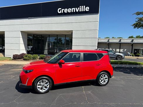 Used 2024 Kia Soul LX w/ Option Group 015 FWD image 2