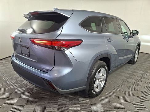 Used 2020 Toyota Highlander LE image 10
