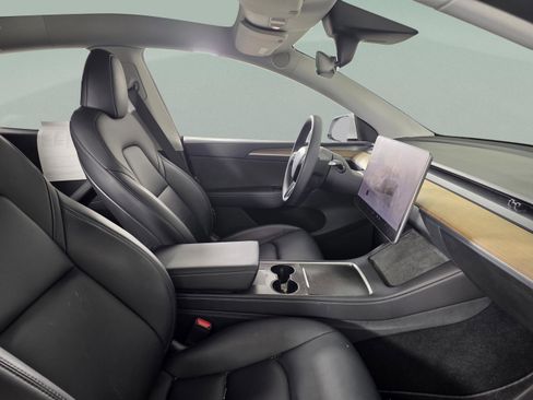 Used 2022 Tesla Model Y Long Range image 16