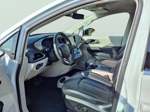 Used 2023 Chrysler Pacifica Touring-L FWD image 19