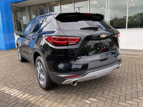 Used 2024 Chevrolet Blazer LT w/ Convenience Package FWD image 3