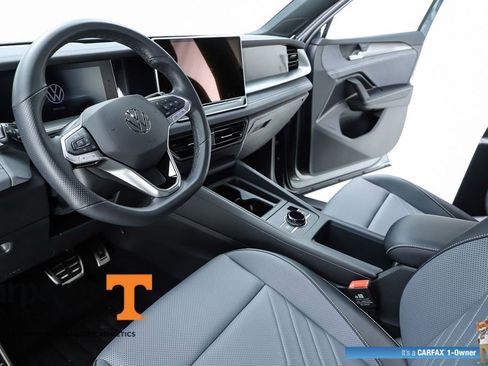 Used 2025 Volkswagen Tiguan SE R-Line image 56
