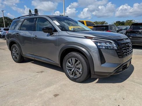 Used 2026 Nissan Pathfinder SV FWD image 2