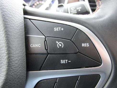 Used 2018 Chrysler Pacifica Touring-L Plus image 16