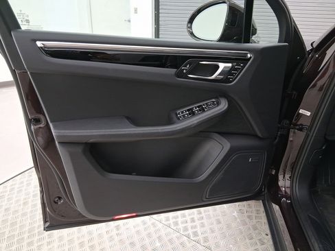 Used 2025 Porsche Macan image 12
