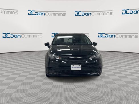 Used 2023 Chrysler Voyager LX FWD image 3