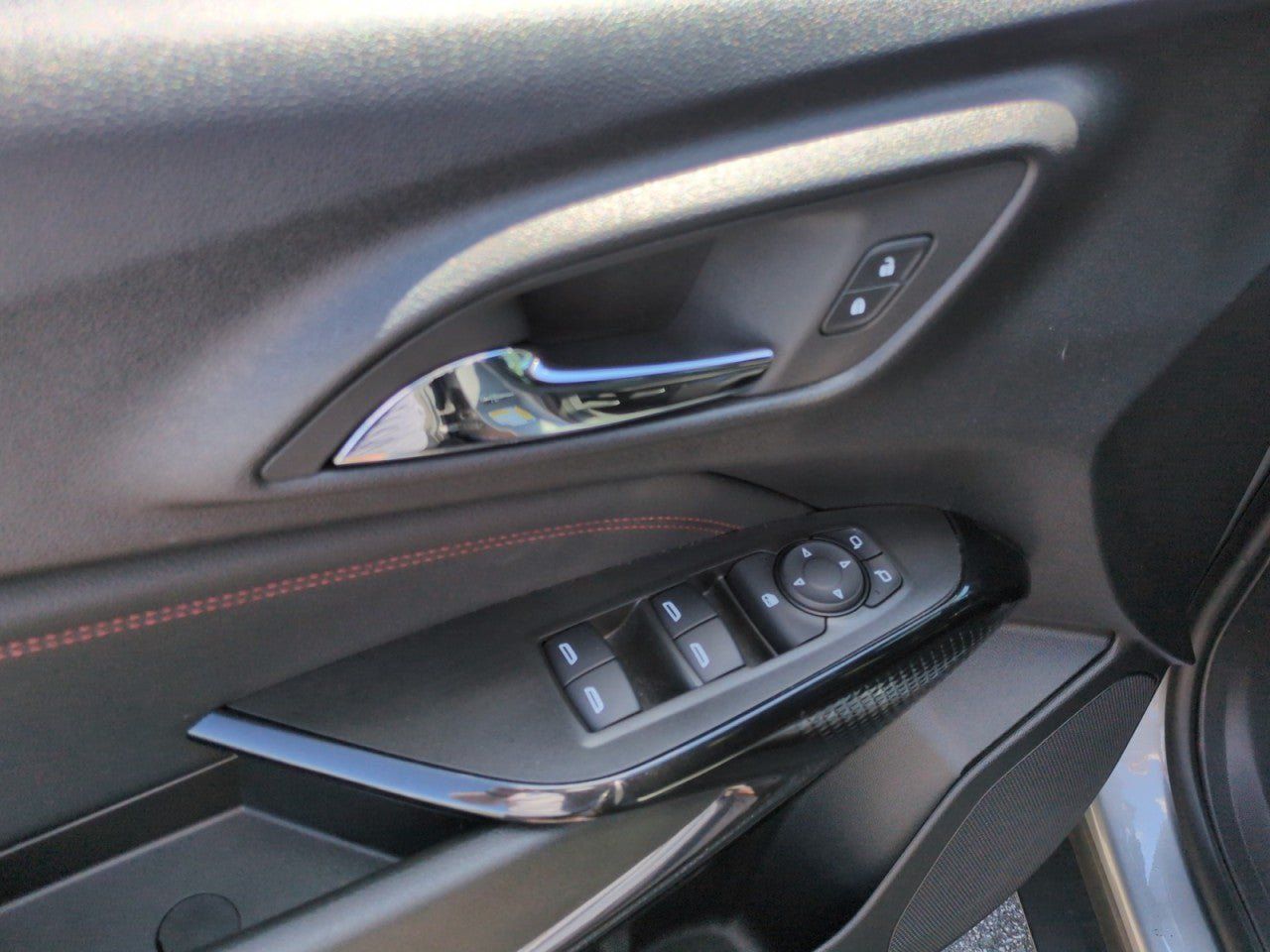 Used 2024 Chevrolet Trax RS FWD image 12