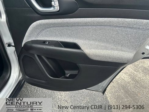 Used 2024 Jeep Compass Latitude AWD/4WD image 19