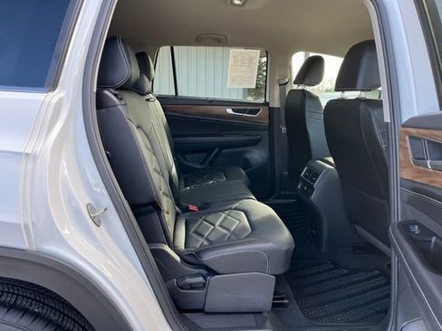 Used 2025 Volkswagen Atlas SE image 30