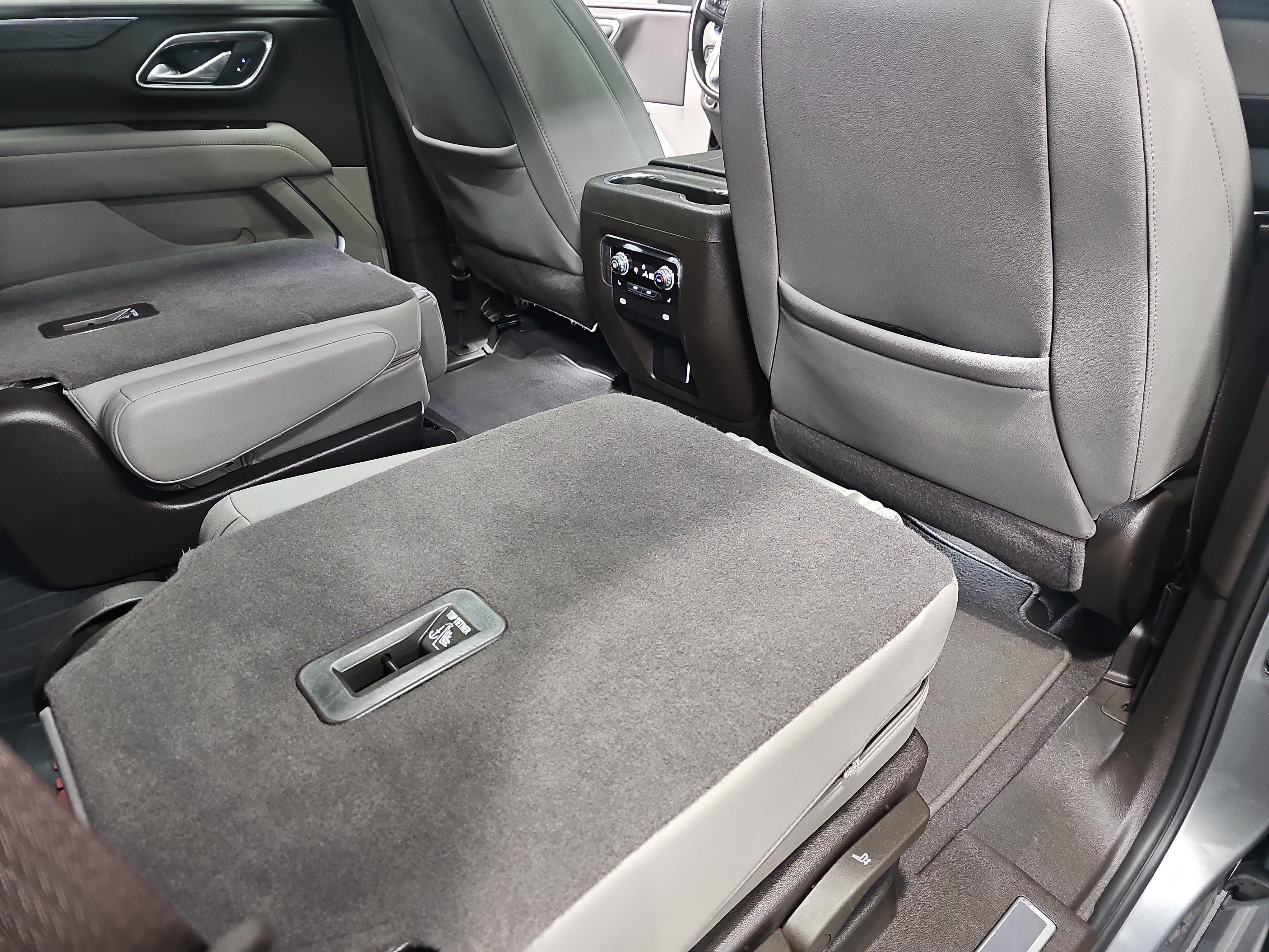 Used 2024 GMC Yukon SLT w/ SLT Luxury Package AWD/4WD image 11