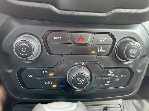 Used 2021 Jeep Renegade Latitude AWD/4WD image 21