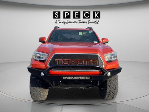 Used 2017 Toyota Tacoma TRD Off-Road w/ Premium & Technology Package AWD/4WD image 8