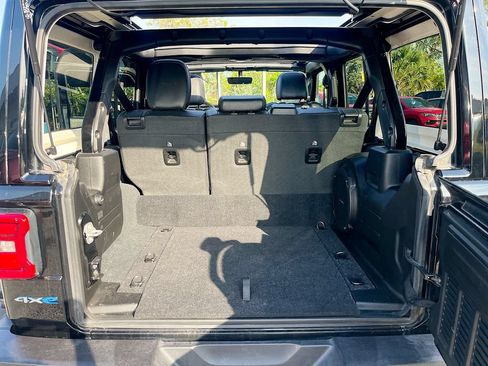 Used 2022 Jeep Wrangler Unlimited Sahara w/ Cold Weather Group AWD/4WD image 30