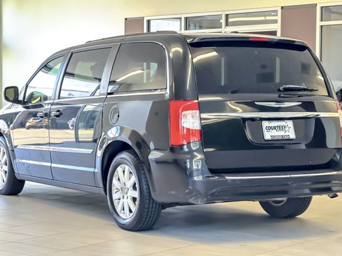 Used 2013 Chrysler Town & Country Touring FWD image 6