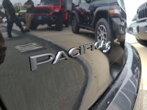 New 2023 Chrysler Pacifica Limited w/ Uconnect Theater Family Group image 12