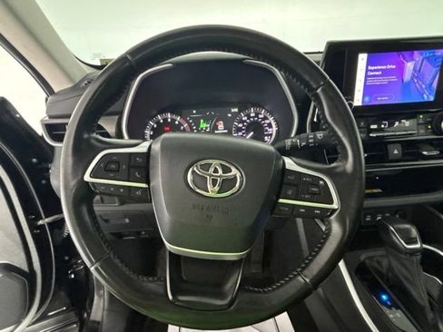 Used 2023 Toyota Highlander XLE AWD/4WD image 3
