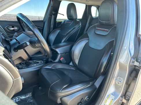 Used 2019 Jeep Cherokee Trailhawk w/ Comfort/Convenience Group image 17