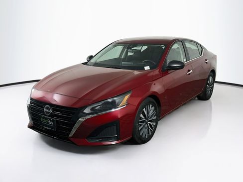 Used 2024 Nissan Altima 2.5 SV FWD image 3