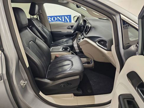 Used 2020 Chrysler Pacifica Touring-L Plus image 26
