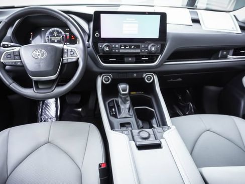 Used 2024 Toyota Grand Highlander AWD image 19