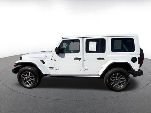 Used 2025 Jeep Wrangler Unlimited Sahara AWD/4WD image 9