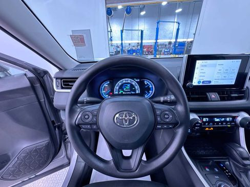 Used 2024 Toyota RAV4 LE AWD/4WD image 15