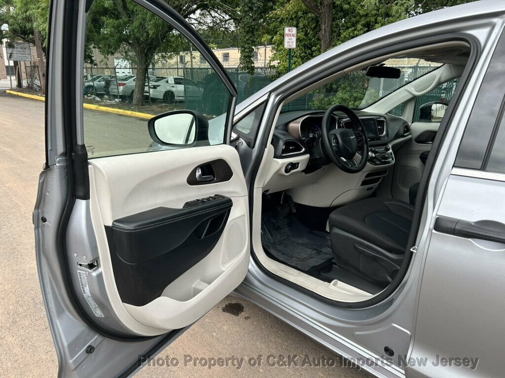 Used 2020 Chrysler Voyager L FWD image 24