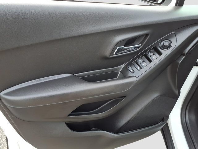 Used 2020 Chevrolet Trax LT w/ LT Convenience Package AWD/4WD image 12