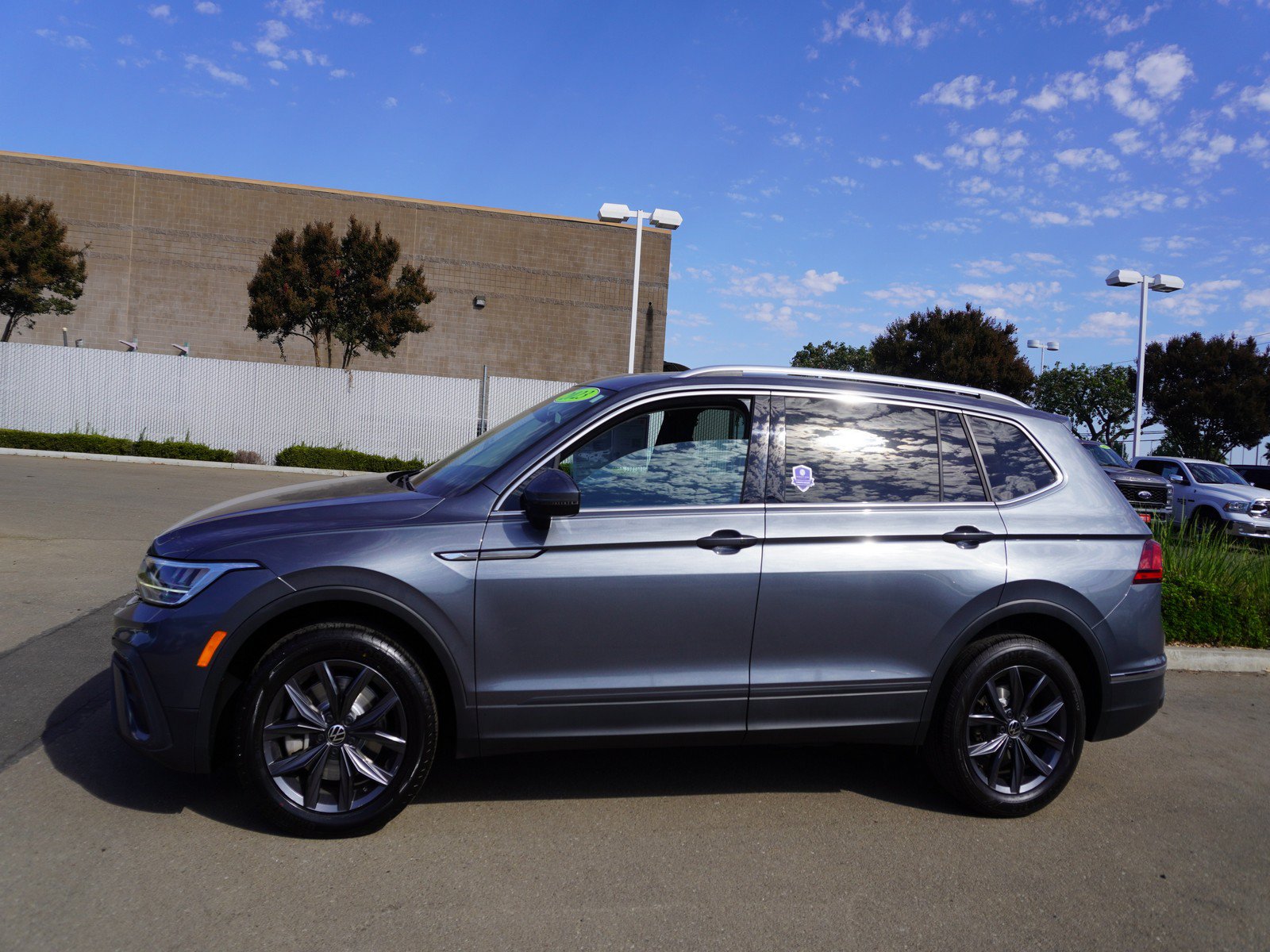 Used 2023 Volkswagen Tiguan SE w/ Panoramic Sunroof Package AWD/4WD image 6