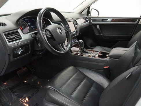 Used 2016 Volkswagen Touareg VR6 image 17