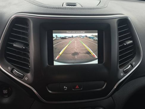 Used 2019 Jeep Cherokee Latitude Plus AWD/4WD image 17
