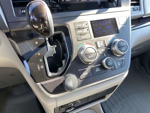 Used 2016 Toyota Sienna XLE FWD image 25