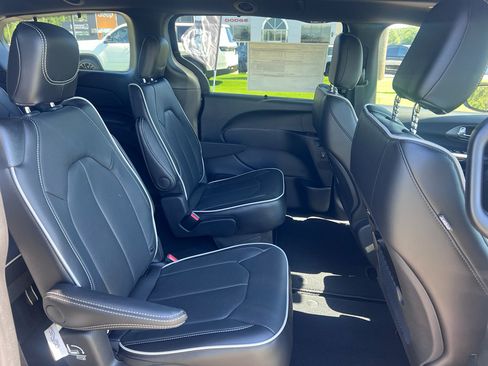 New 2027 Chrysler Pacifica Limited w/ S Appearance Package FWD image 12