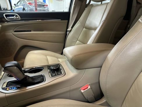 Used 2017 Jeep Grand Cherokee Limited image 23