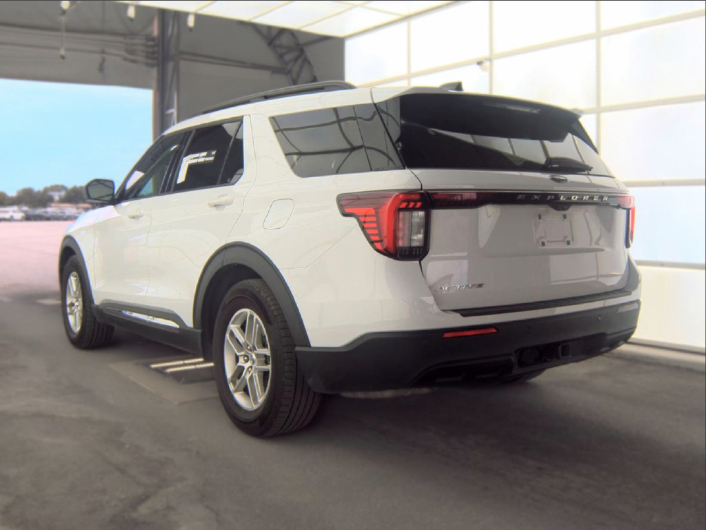 Used 2025 Ford Explorer Active RWD image 3