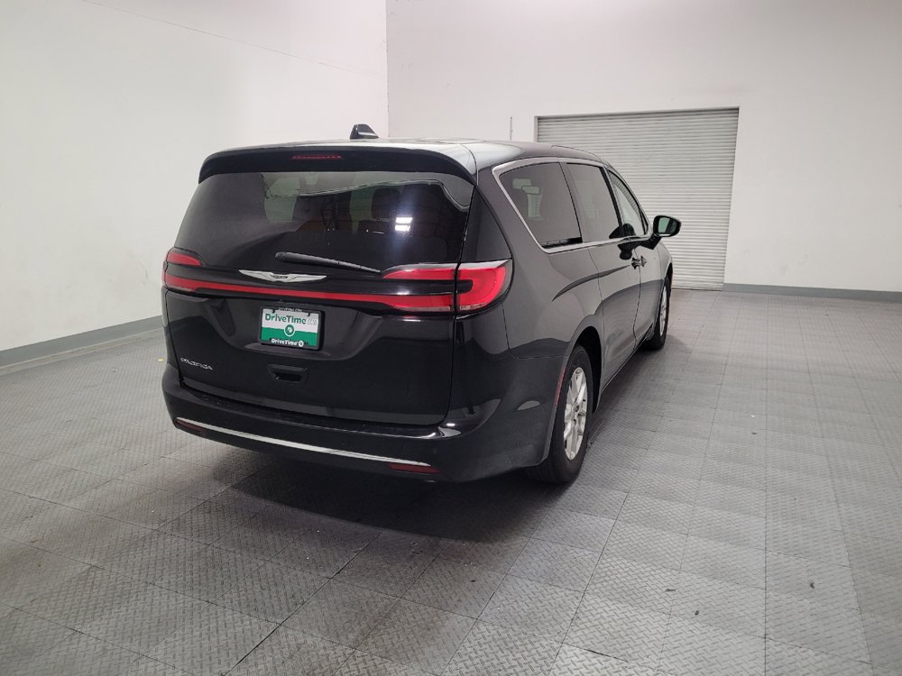 Used 2024 Chrysler Pacifica Touring-L FWD image 7