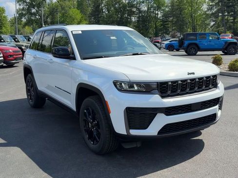 New 2026 Jeep Grand Cherokee Altitude AWD/4WD image 9