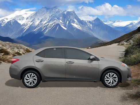 Used 2018 Toyota Corolla LE image 6