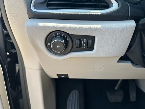 Used 2023 Chrysler Pacifica Touring-L FWD image 24