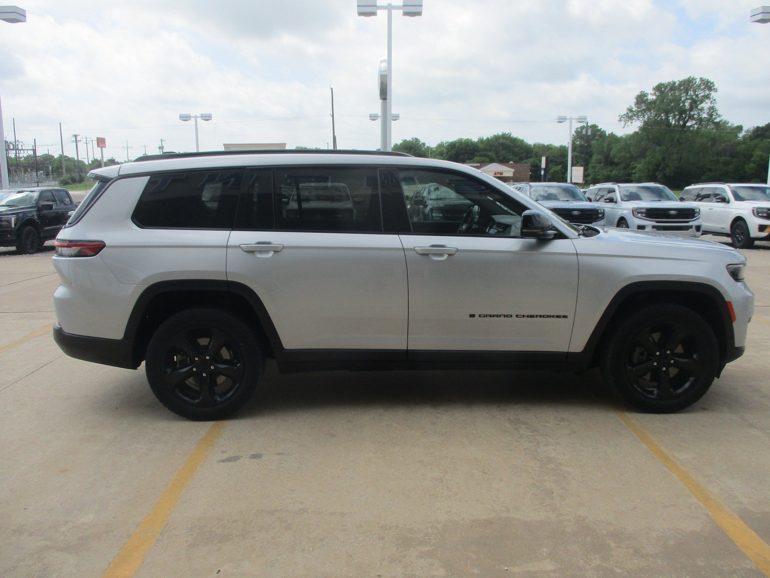 Used 2021 Jeep Grand Cherokee L Laredo AWD/4WD image 9