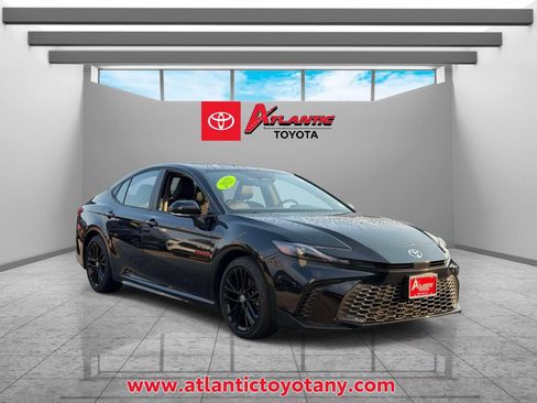 Used 2025 Toyota Camry SE FWD image 1